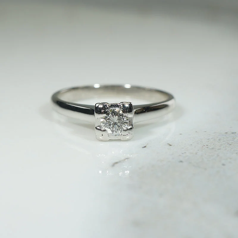 vintage wedding rings for women -Pretty .25ct Diamond & Platinum Solitaire Ring